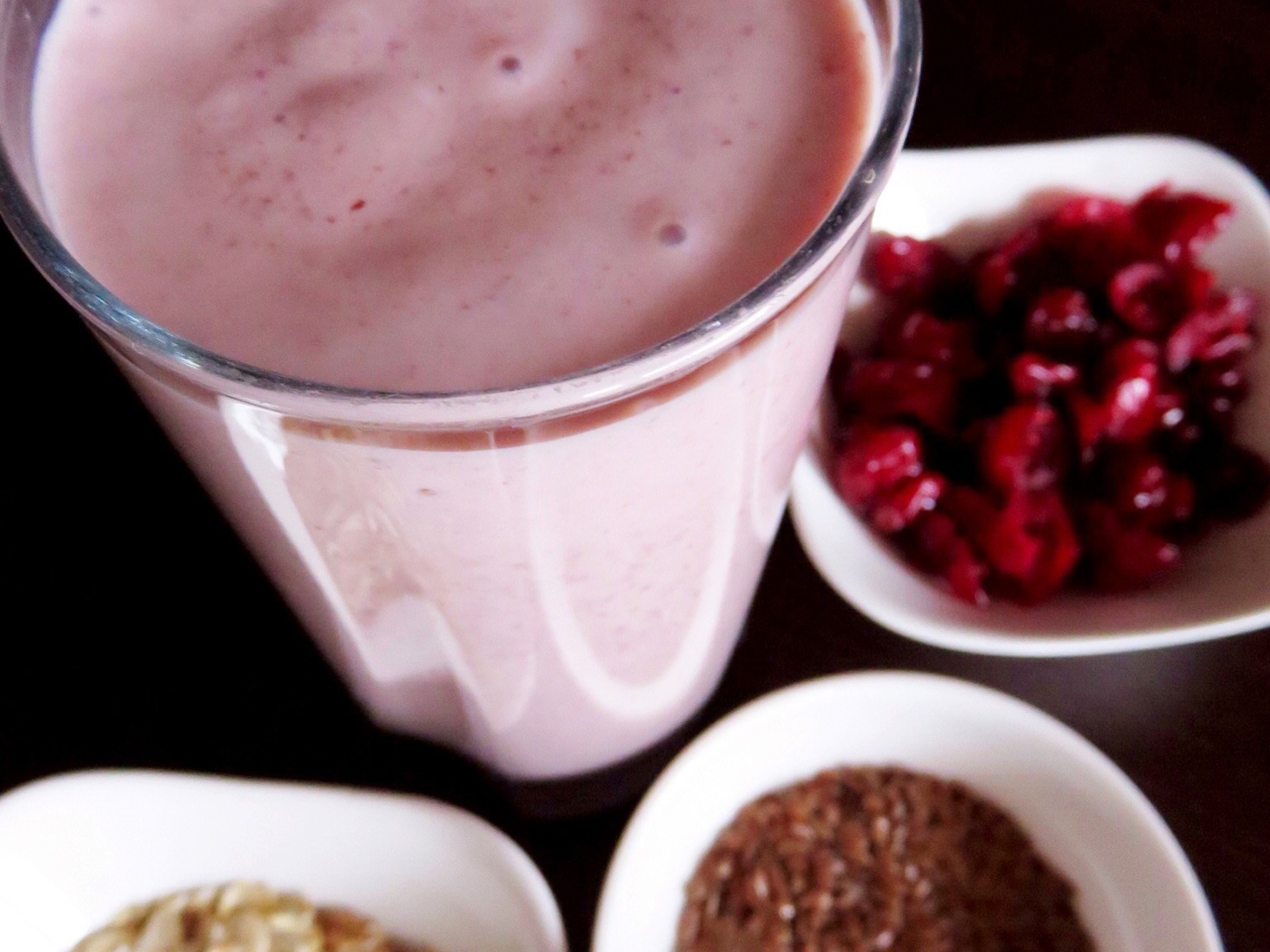 Banana-Cranberry Smoothie with Oats and Flaxseeds – European recipe
