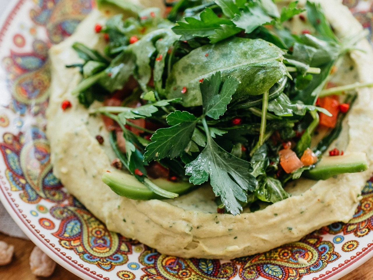 Avocado Hummus with Arugula and Tomatoes – Arabian recipe
