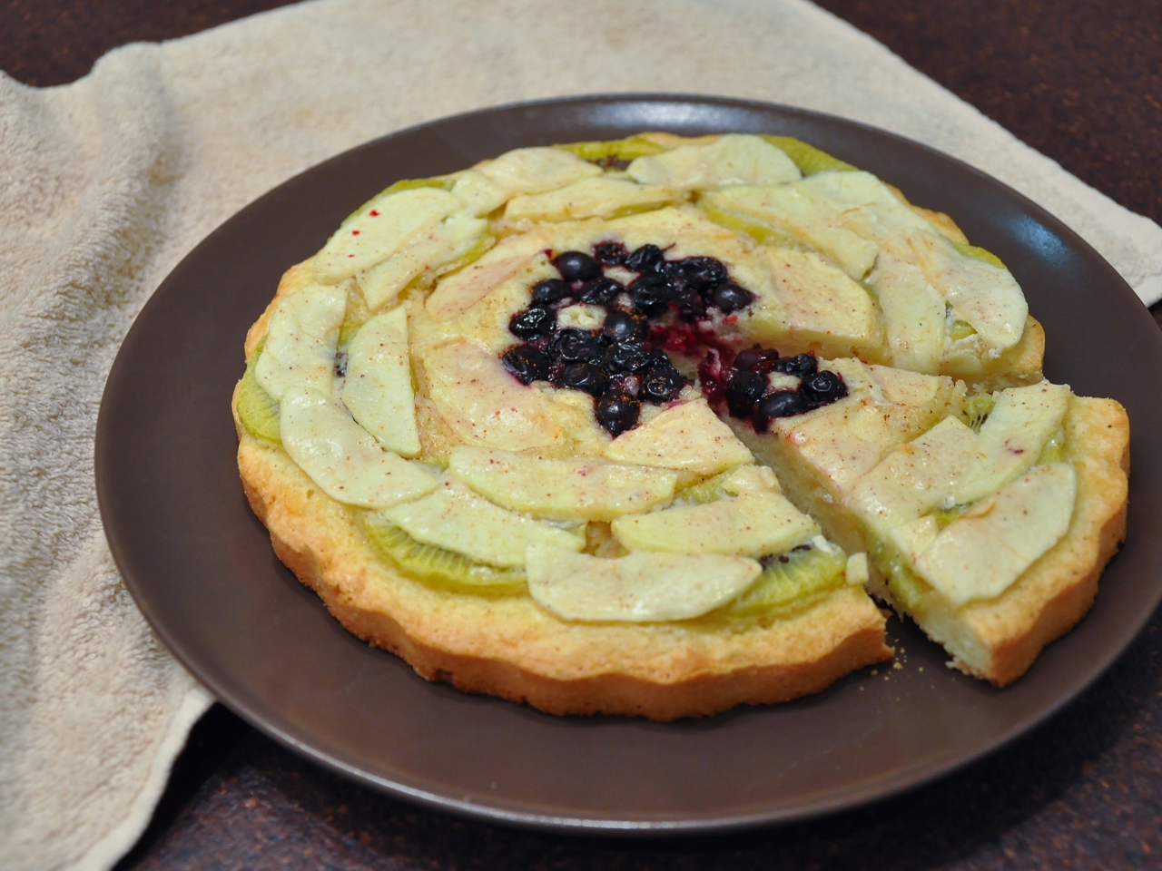 Apple, Kiwi, and Cinnamon Pie – European recipe