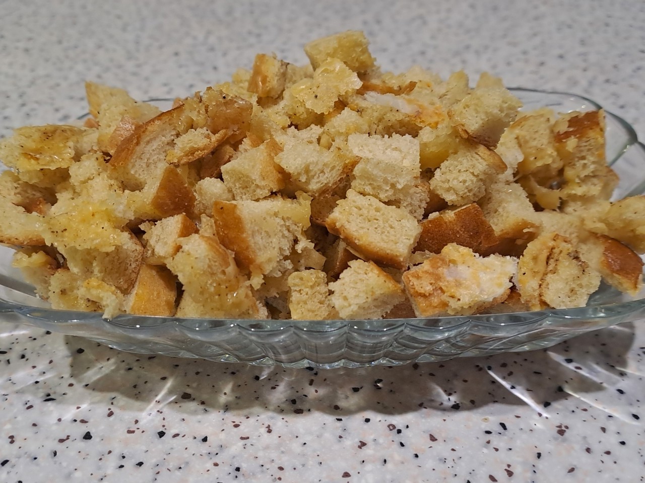 Oven-Baked Croutons from White Bread with Dill and Garlic