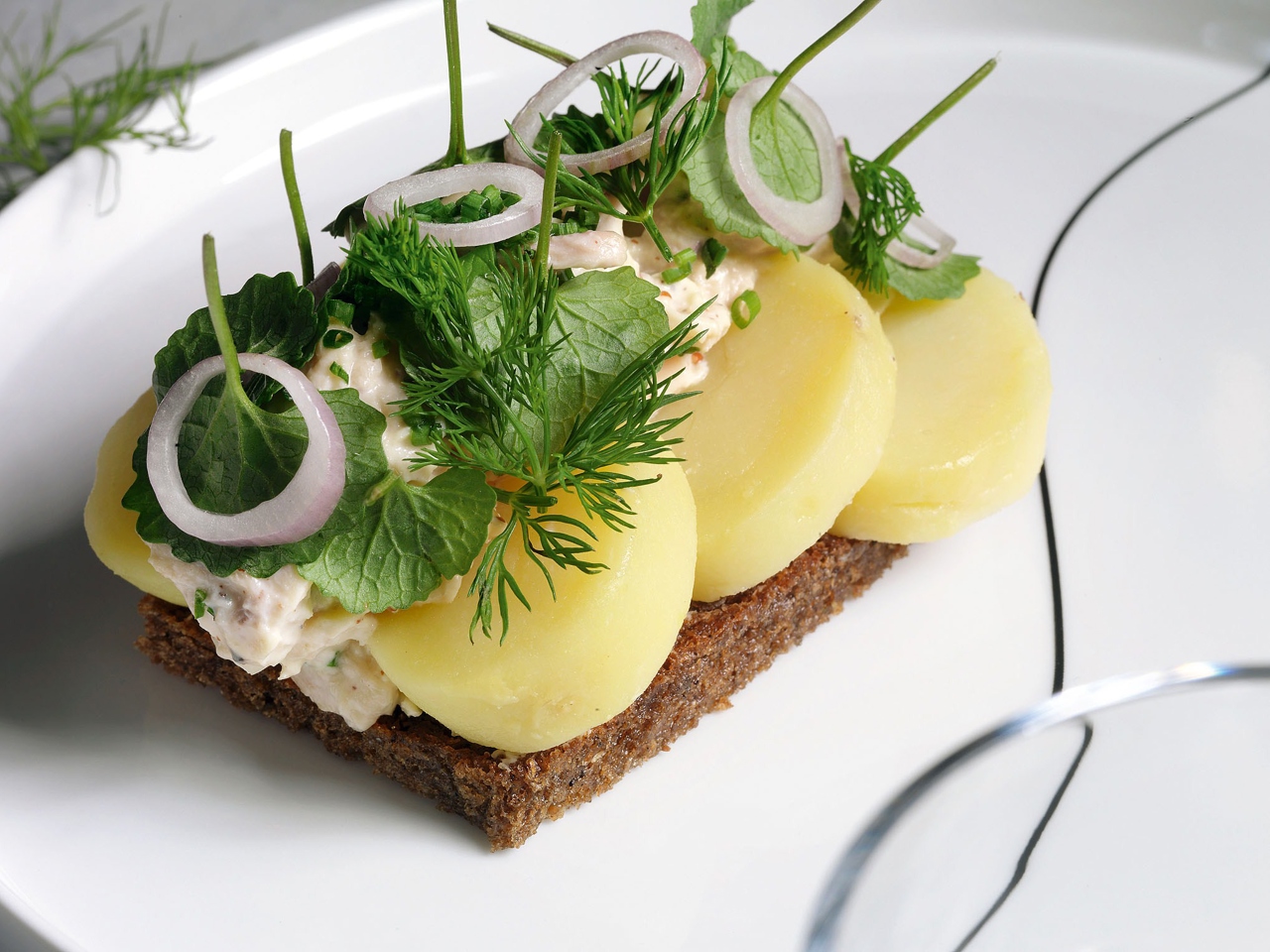 Smørrebrød with Chicken and Pickled Onions