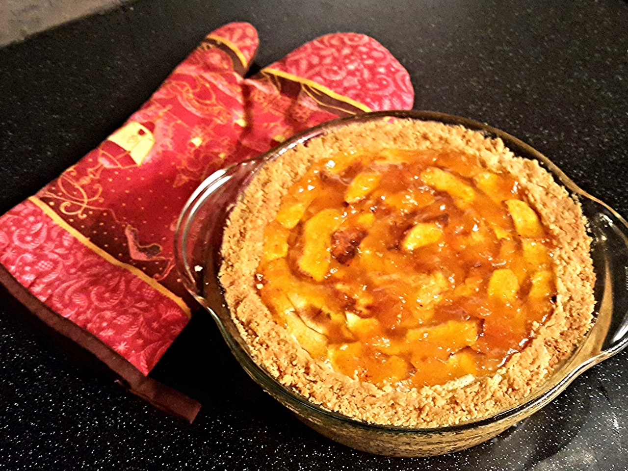 Apple Pie with Apricot Jam on a Cookie Crust – Russian recipe