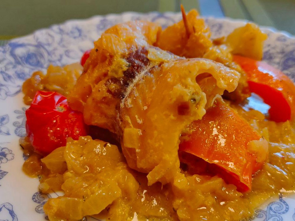 Hake Rolls with Vegetables in Onion Sauce