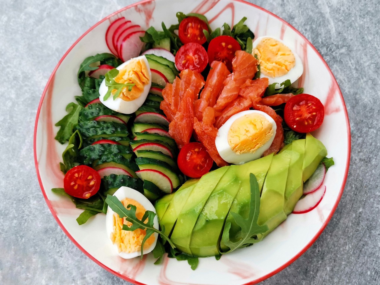 Salad with Salmon and Egg