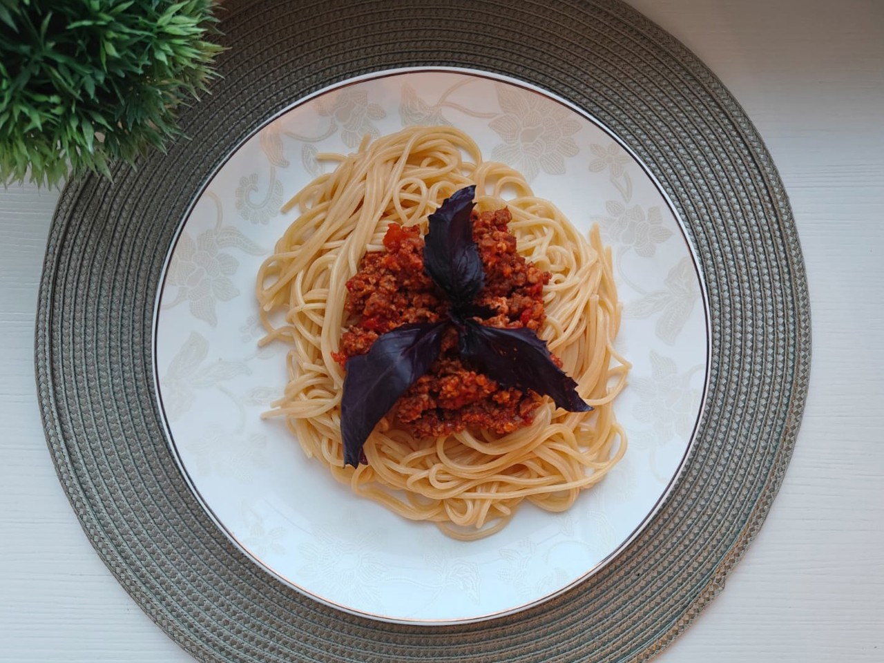 Spaghetti with Ground Beef and Tomato Sauce