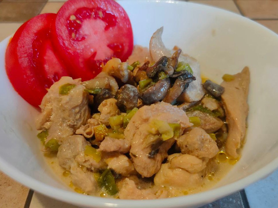 Chicken with Mushrooms and Green Onions in Cream Sauce