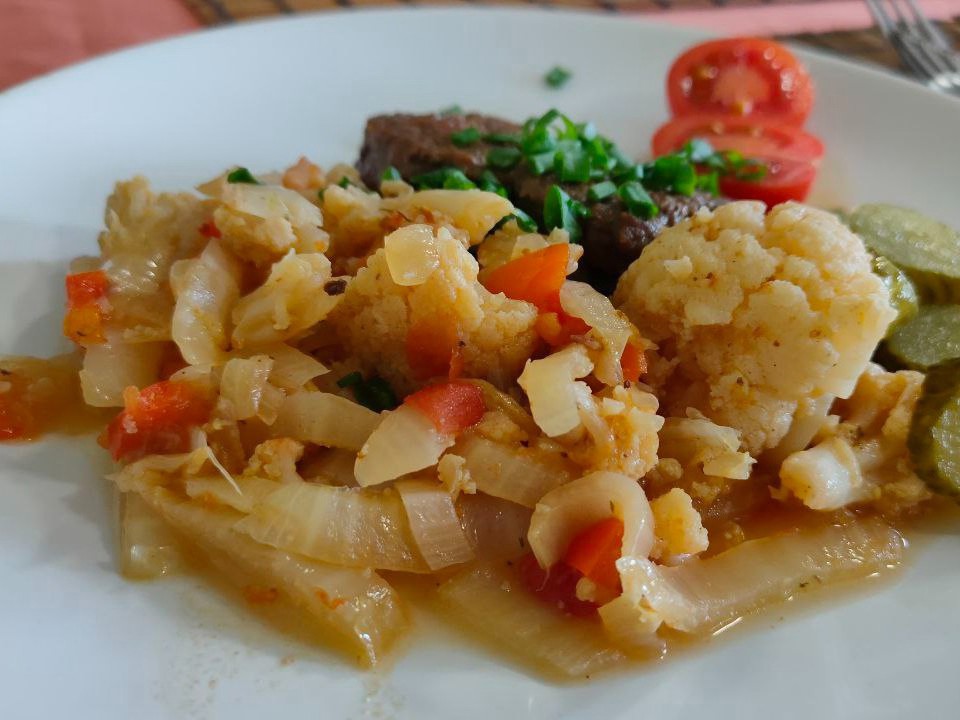 Braised Cauliflower and Napa Cabbage with Sweet Pepper and Tomato