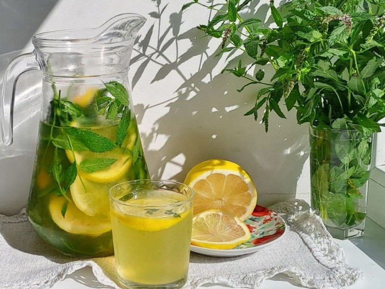 Non-Alcoholic Mojito with Honey