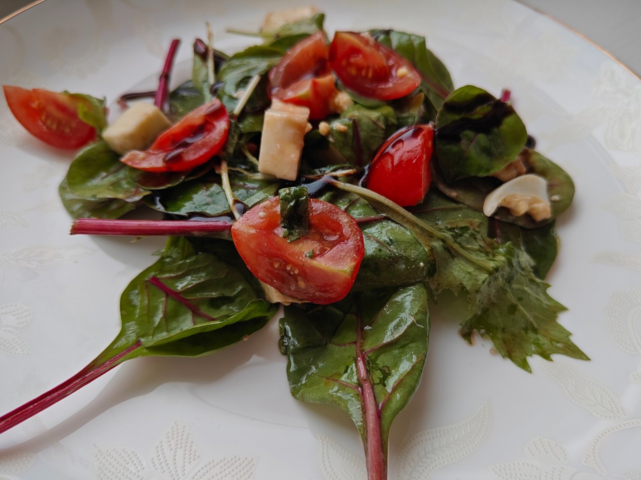 Salad with Cherry Tomatoes and Mozzarella