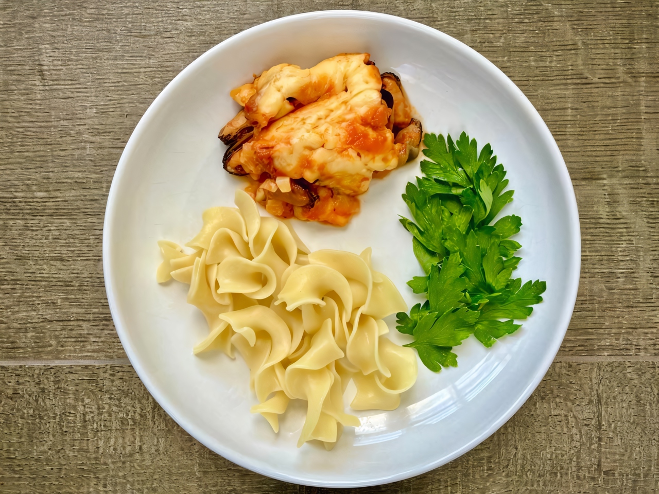 Mussels in Tomato-Cream Sauce with Cheese and Pasta