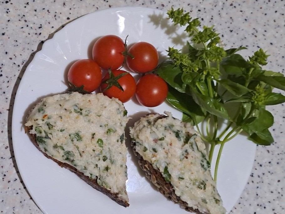 Appetizing Lard with Green Basil