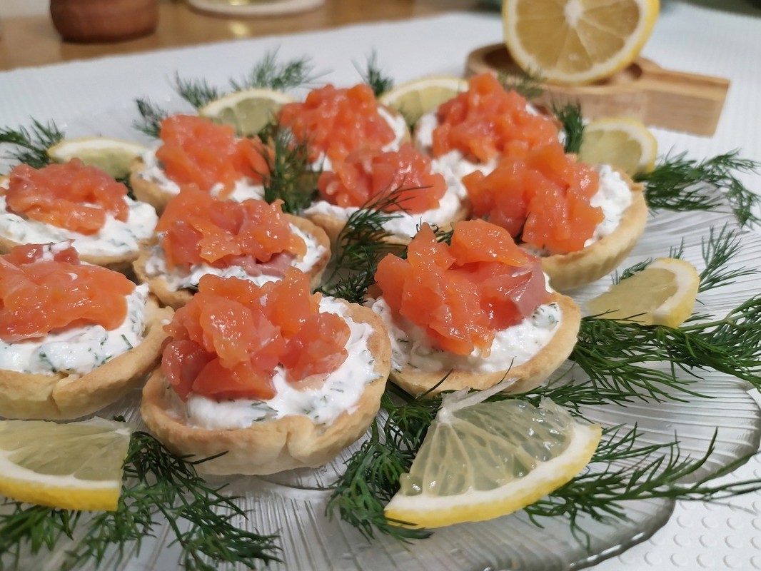 Tartlets with Cheese and Red Fish