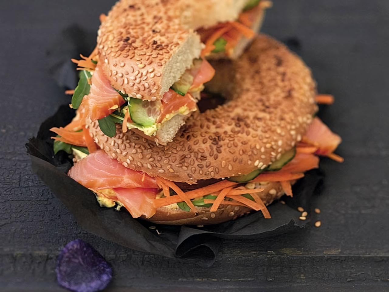 Bagel with Salmon and Curry Sauce – British recipe