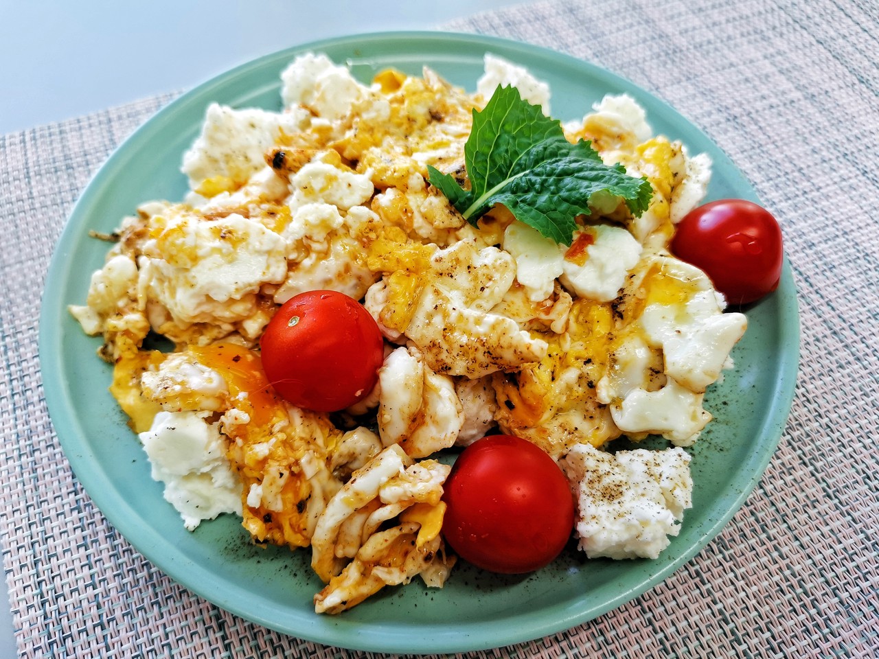 Spicy Fried Eggs with Adyghe Cheese