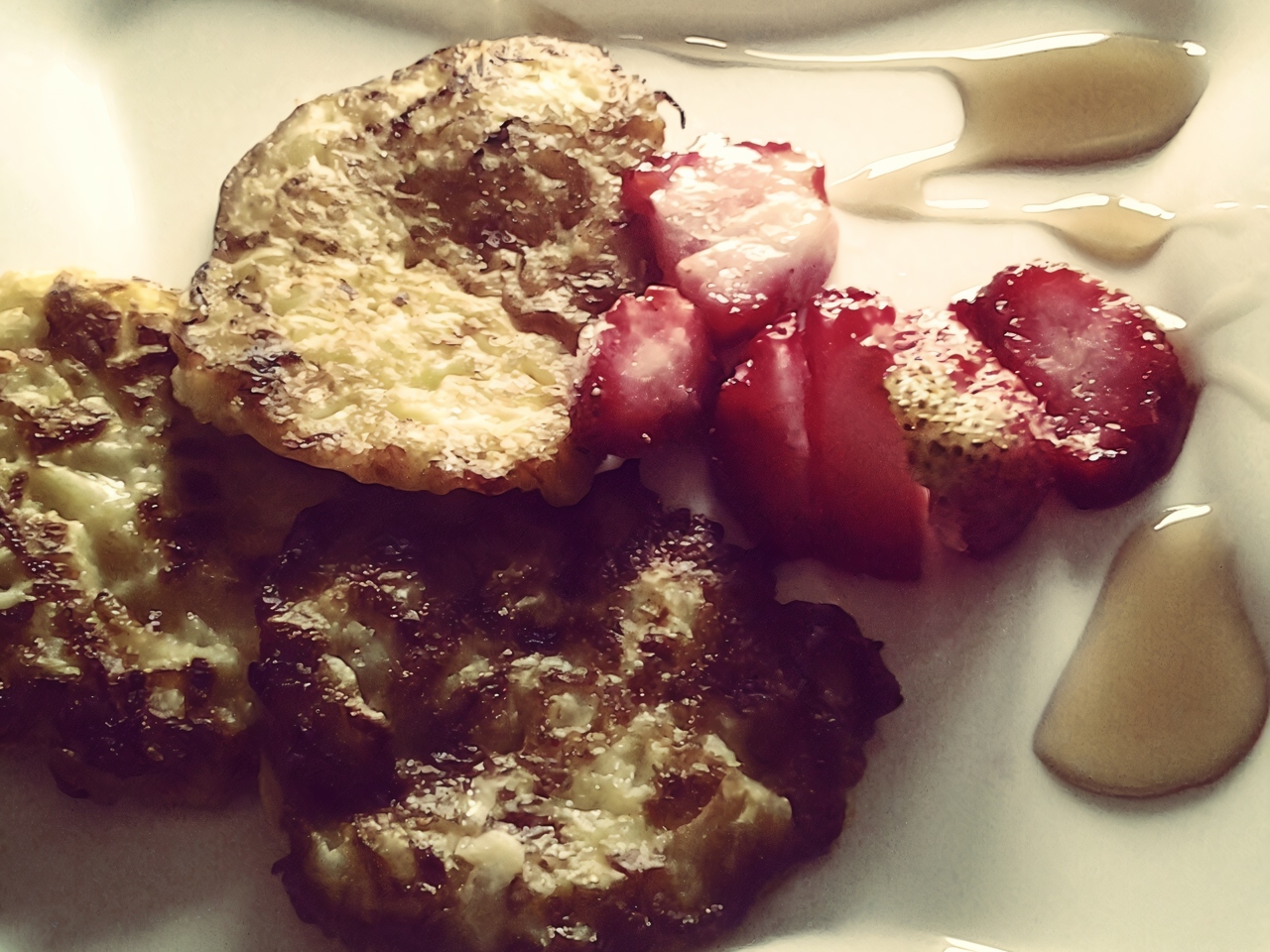 Apple Pancakes with Strawberries and Maple Syrup – American recipe